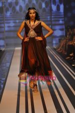 Model walks the ramp for Malini Ramani Show at Lakme Winter fashion week day 5 on 21st Sept 2010 (78).JPG